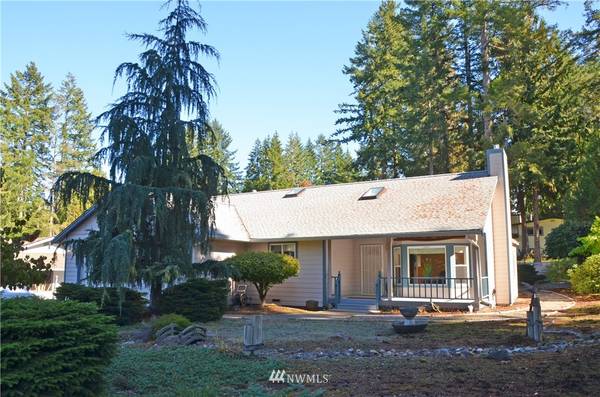 141 E Lakeshore DR, Allyn, WA 98524