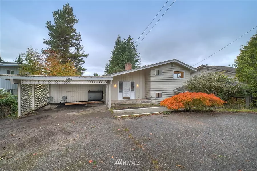 4201 Olympus DR NE, Bremerton, WA 98310