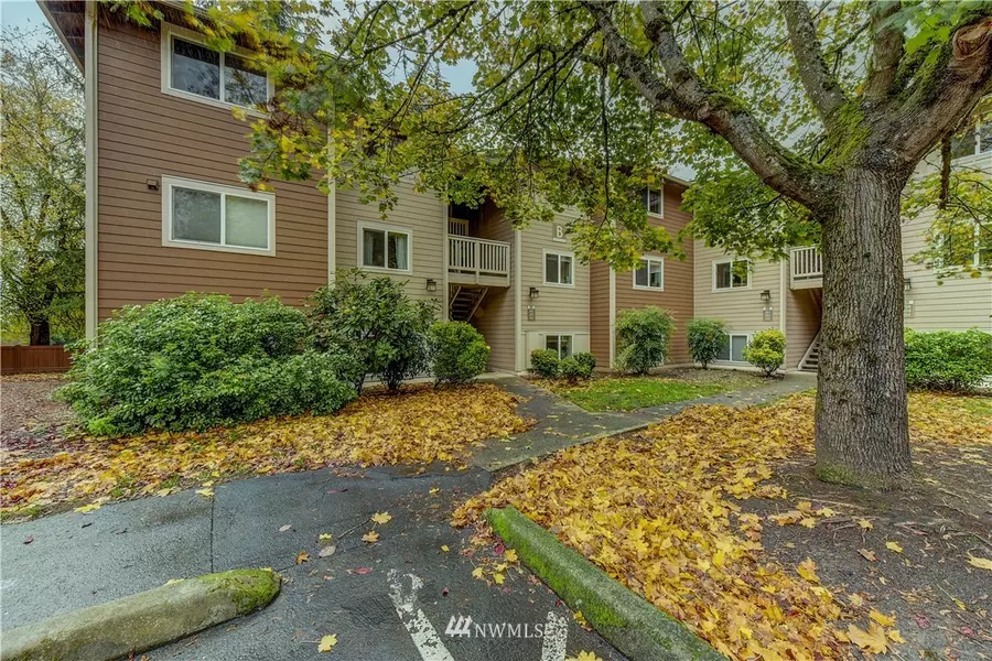 14006 NE 181st PL #B302, Woodinville, WA 98072