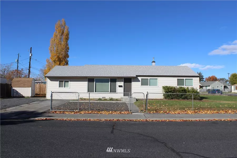 210 W Knolls Vista DR, Moses Lake, WA 98837