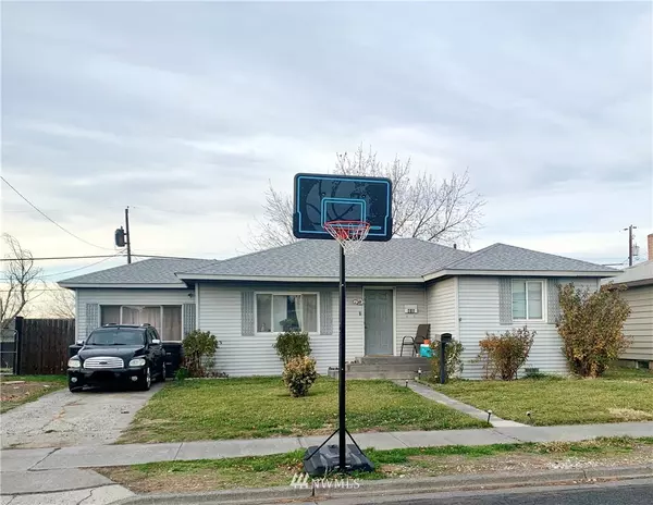 810 S Fairbanks DR, Moses Lake, WA 98837