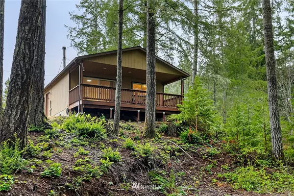 327 E Emerald Lake DR W, Grapeview, WA 98546