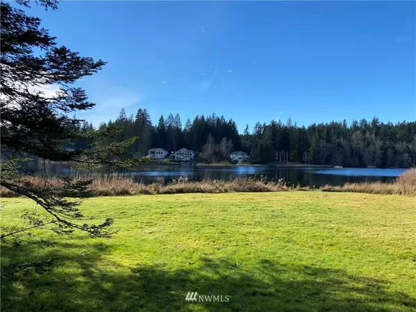 40 E Lakeshore DR, Allyn, WA 98524