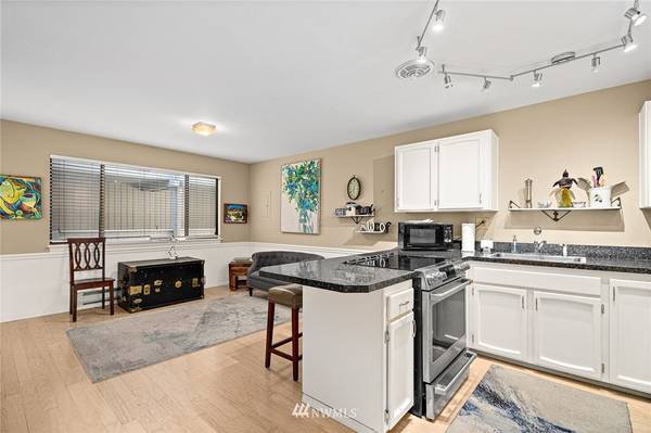 2920 76th AVE SE #303, Mercer Island, WA 98040