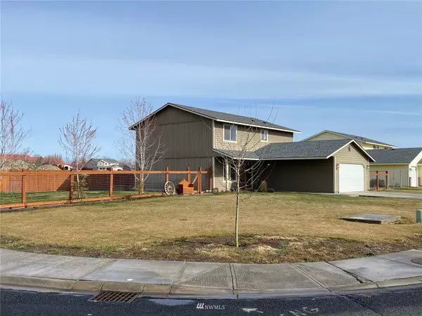 1038 W Windrose DR, Moses Lake, WA 98837