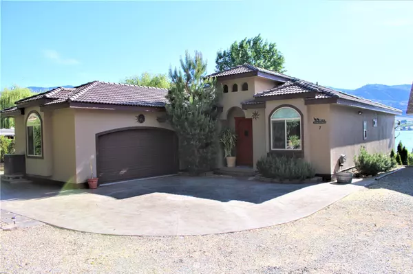 7 Beachside LN, Oroville, WA 98844