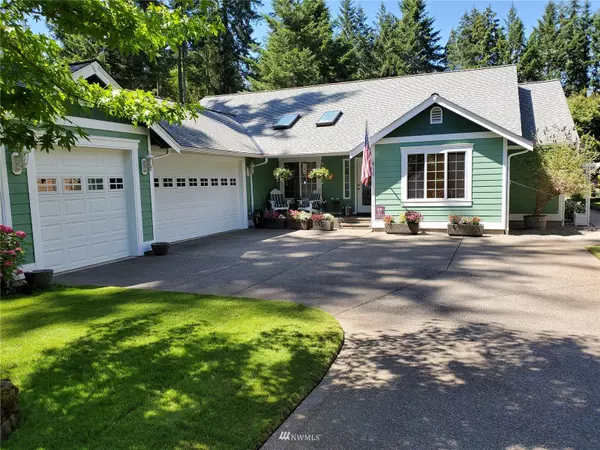 620 E Lakeshore DR, Allyn, WA 98524