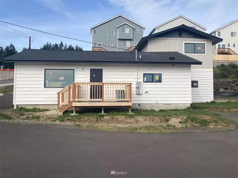 950 NW Hogan LN, Bremerton, WA 98311