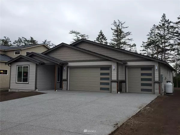 1177 Seawall LN, Oak Harbor, WA 98277