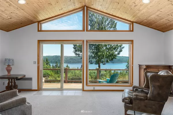 600 N Schaufler LN, Lilliwaup, WA 98555