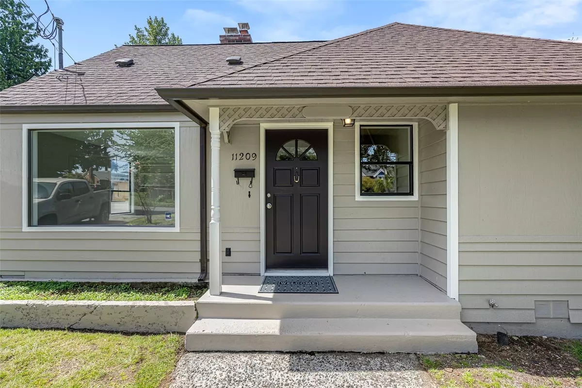 Seattle, WA 98178,11209 Lake Ridge DR S