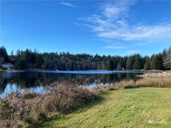 40 E Lakeshore DR, Allyn, WA 98524