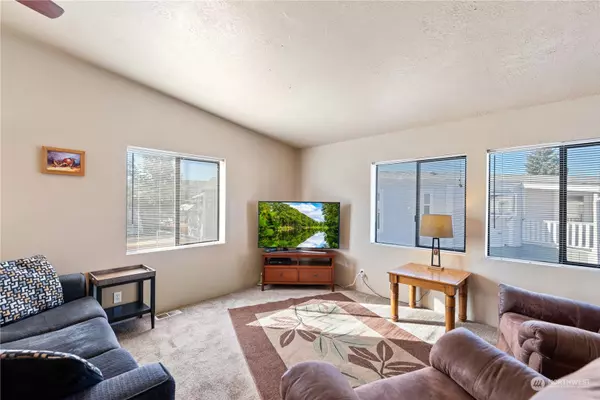 455 9th ST NE #8, East Wenatchee, WA 98802