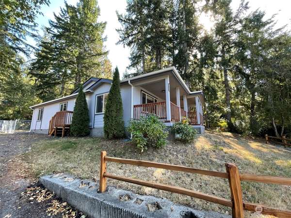 1090 E Trails End DR, Belfair, WA 98528