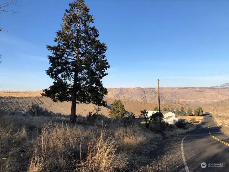 1951 Spring Canyon RD E, Grand Coulee, WA 99133