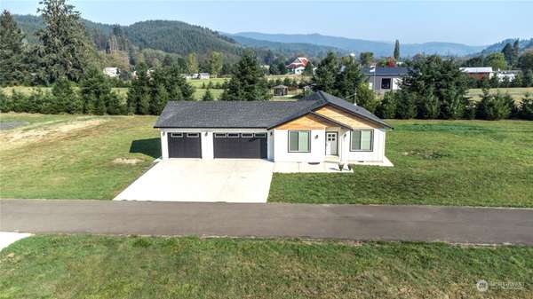 37 Nature LOOP, Cathlamet, WA 98612