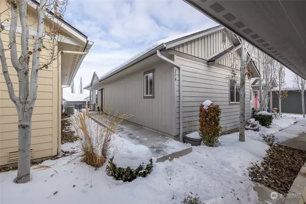 274 Saddlehorn LN, Wenatchee, WA 98801