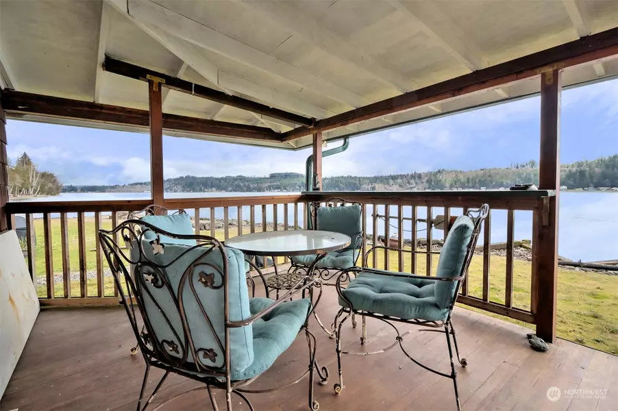 60 E North Bay RD, Allyn, WA 98524