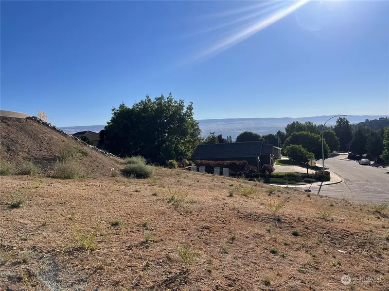 800 Castle Heights DR, Wenatchee, WA 98801