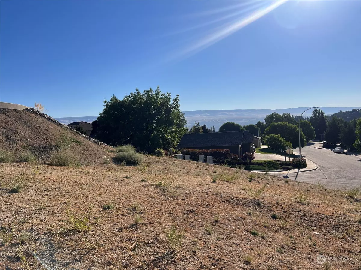 Wenatchee, WA 98801,800 Castle Heights DR