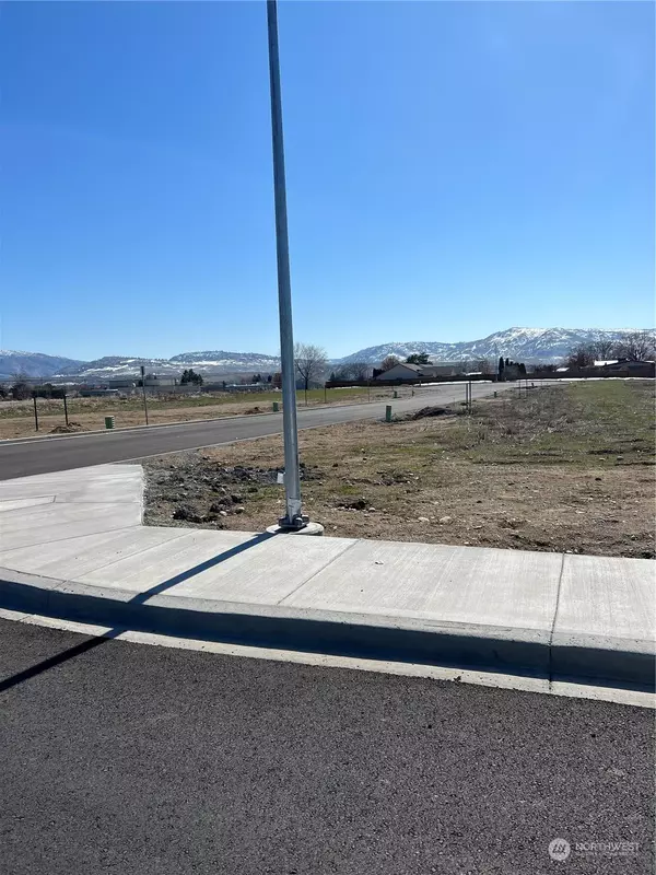 Omak, WA 98841,707 Petra CT