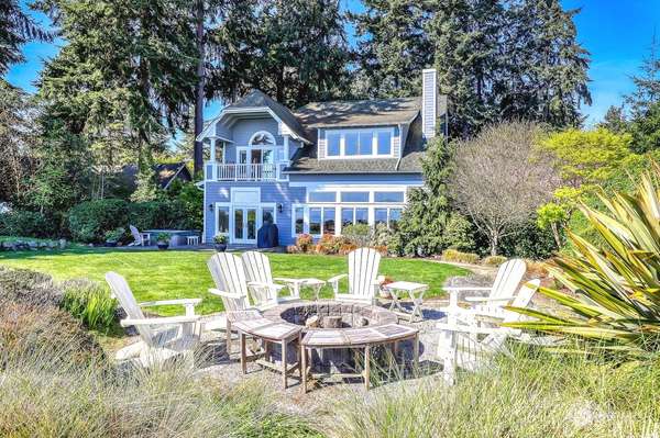 10668 NE Manor LN, Bainbridge Island, WA 98110