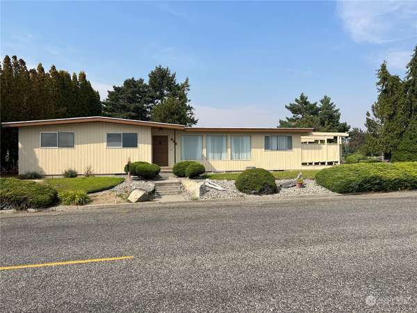 608 Plaza Way, Brewster, WA 98812