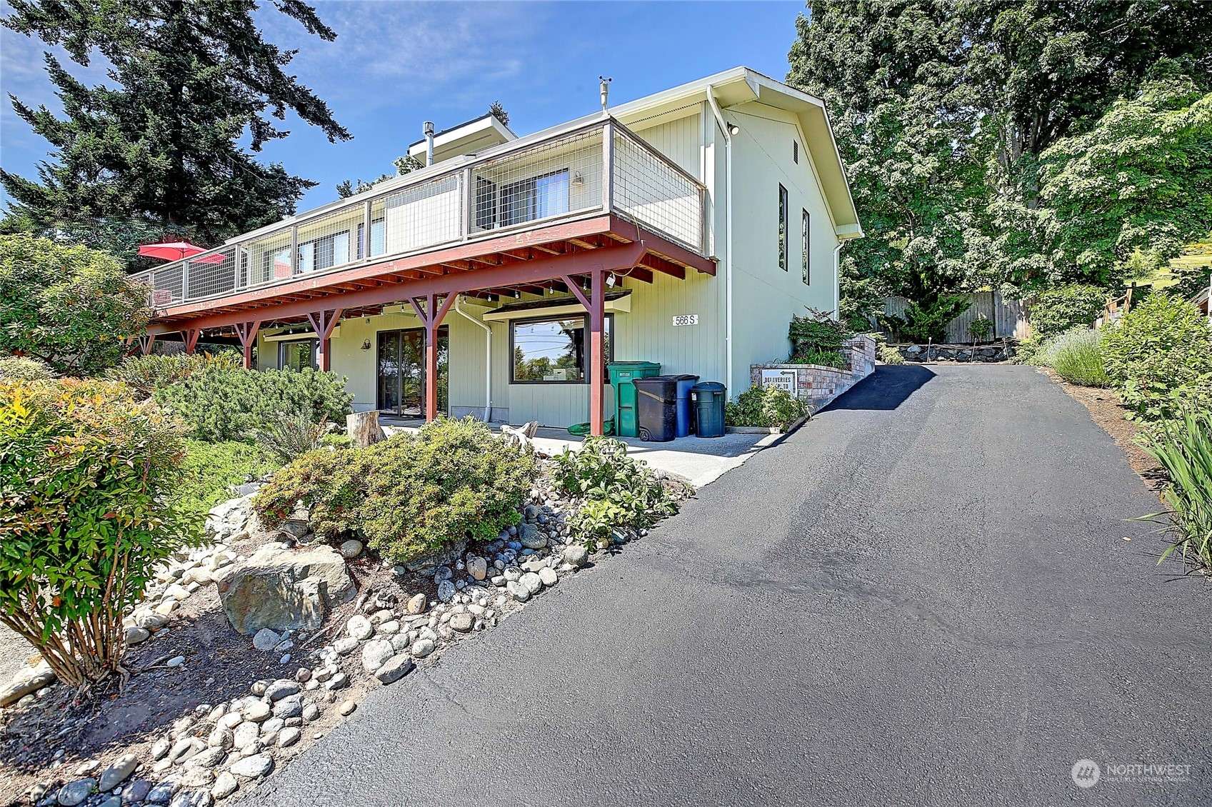 566 Waterline LOOP, Camano Island, WA 98282