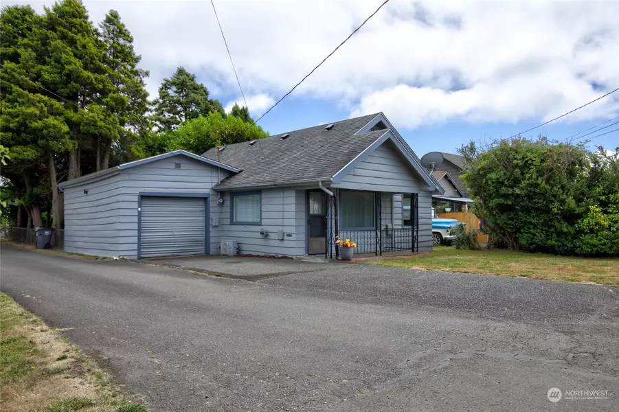 211 30th ST, Hoquiam, WA 98550