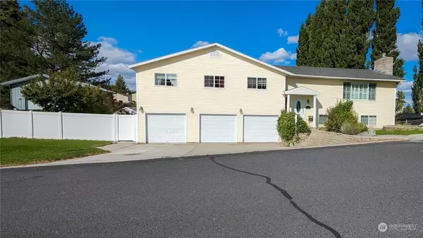 145 Silver DR, Electric City, WA 99123