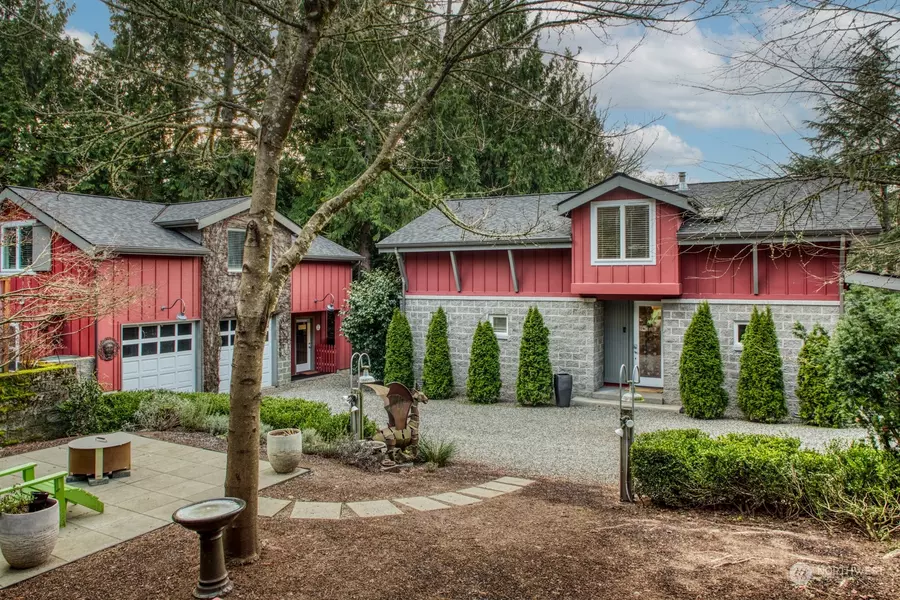 6575 NE Honeysuckle LN, Bainbridge Island, WA 98110