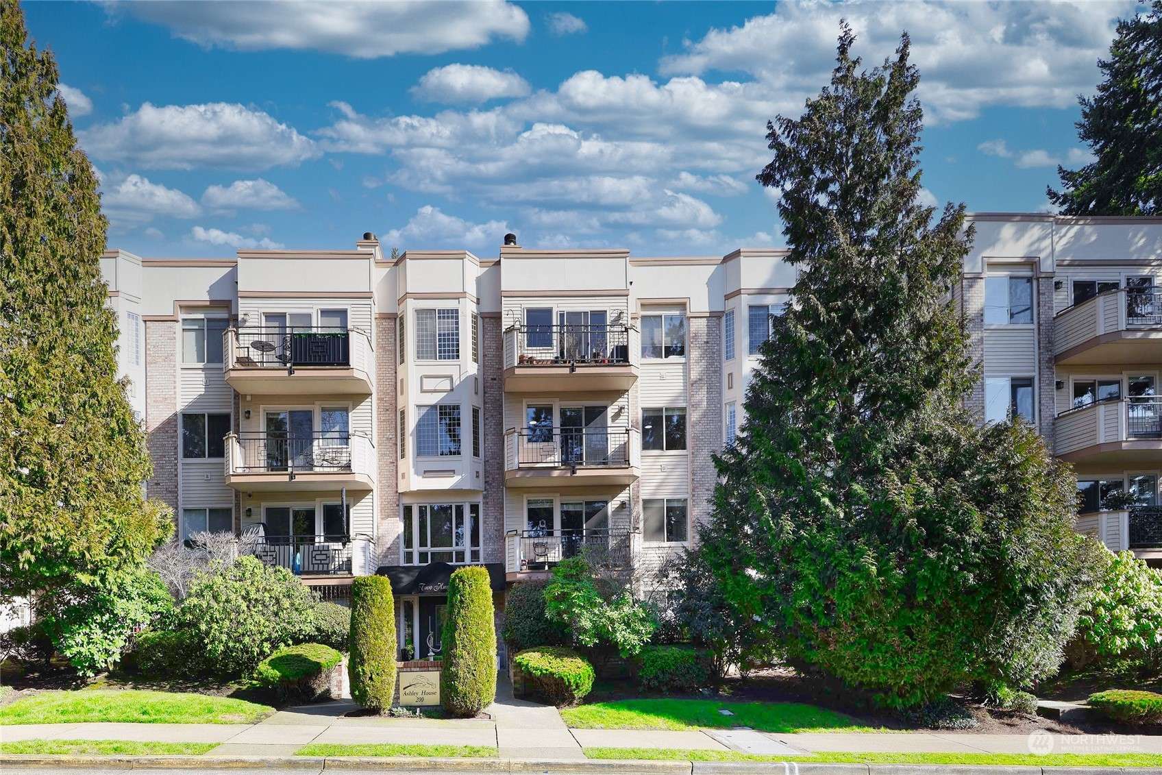 Bellevue, WA 98004,200 99th AVE NE ##33