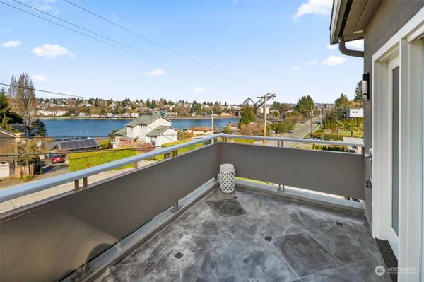 3757 W Commodore WAY, Seattle, WA 98199