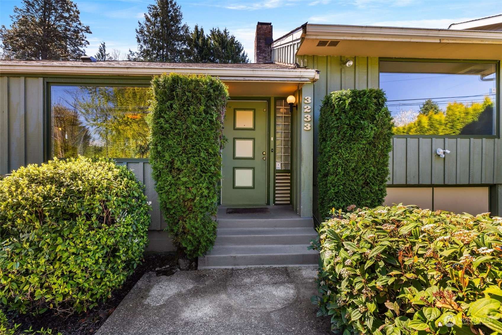 3233 NE 105th ST, Seattle, WA 98125