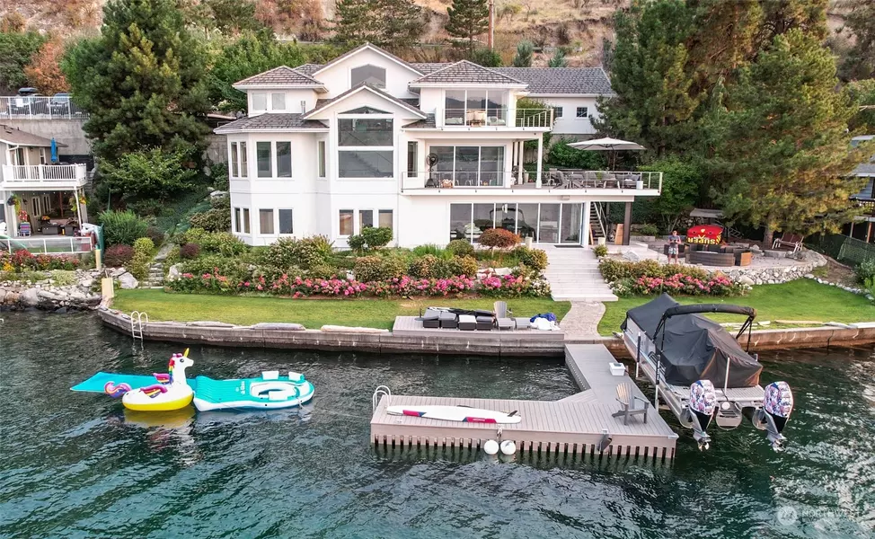 2902 S Lakeshore RD, Chelan, WA 98816