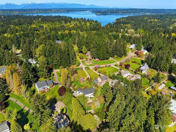 11232 Pinyon AVE NE, Bainbridge Island, WA 98110