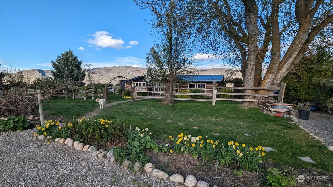 42 Peacock LN, Omak, WA 98841