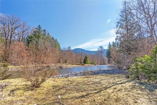 124 Armstrong LN, Packwood, WA 98361