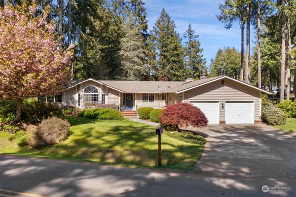 11 E Fairway DR, Allyn, WA 98524