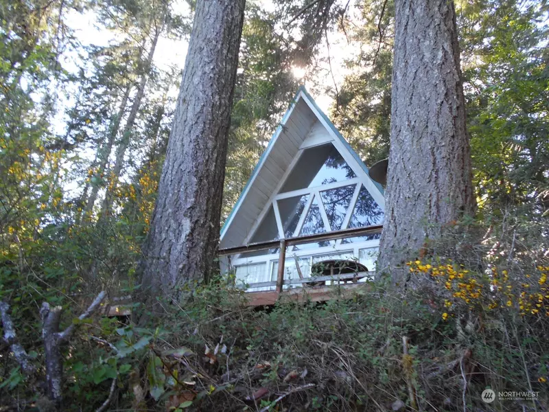 39 McDonald Cove RD, Brinnon, WA 98320