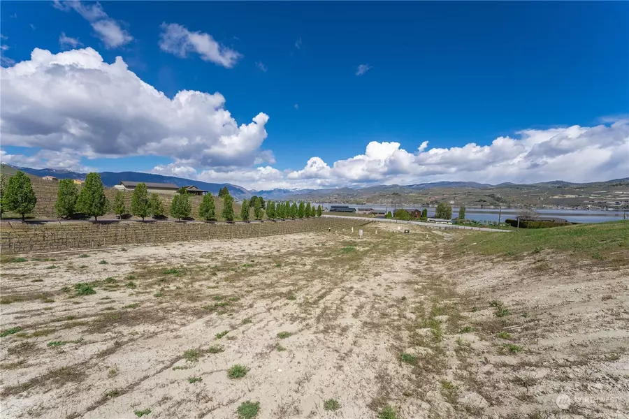 48 Loretta LN, Chelan, WA 98816