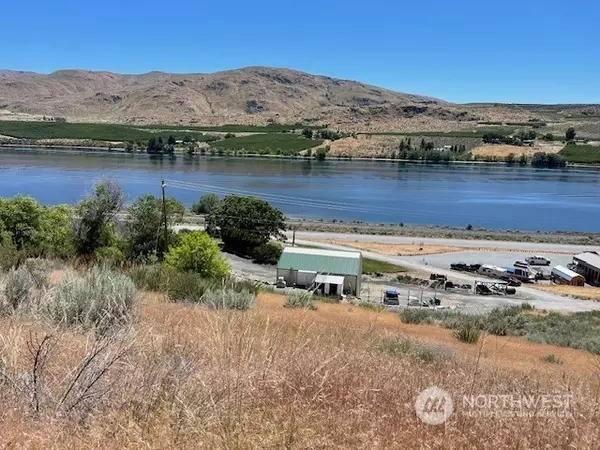 1 Osprey Nest RD, Pateros, WA 98846