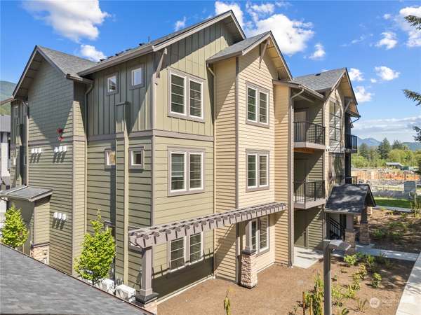 1229 Meander WAY SE #201, North Bend, WA 98045