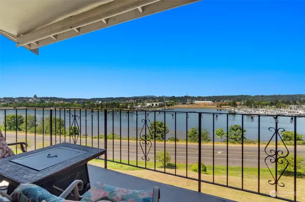 920 East Bay DR NE #2D301, Olympia, WA 98506