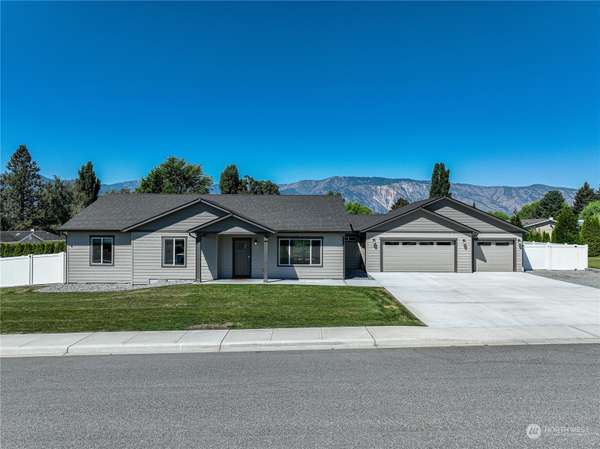 111 Manzanita DR, Manson, WA 98831