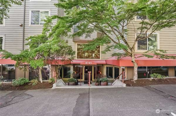 8745 Greenwood AVE N #304, Seattle, WA 98103