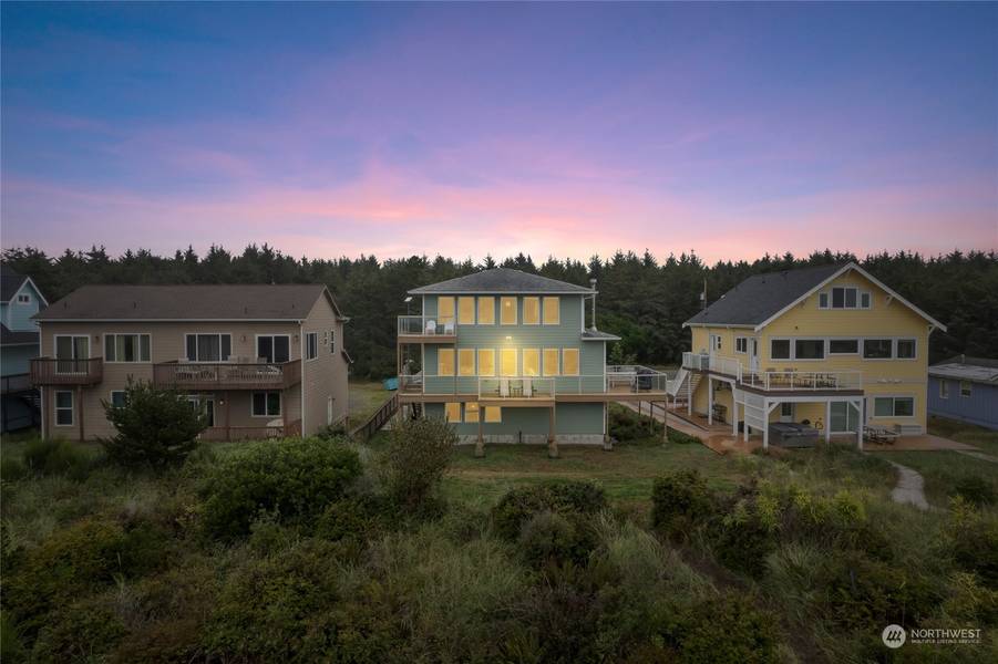 27 Ocean LN, Copalis Beach, WA 98535