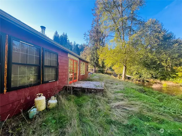 501 E Sherwood Creek RD, Allyn, WA 98524