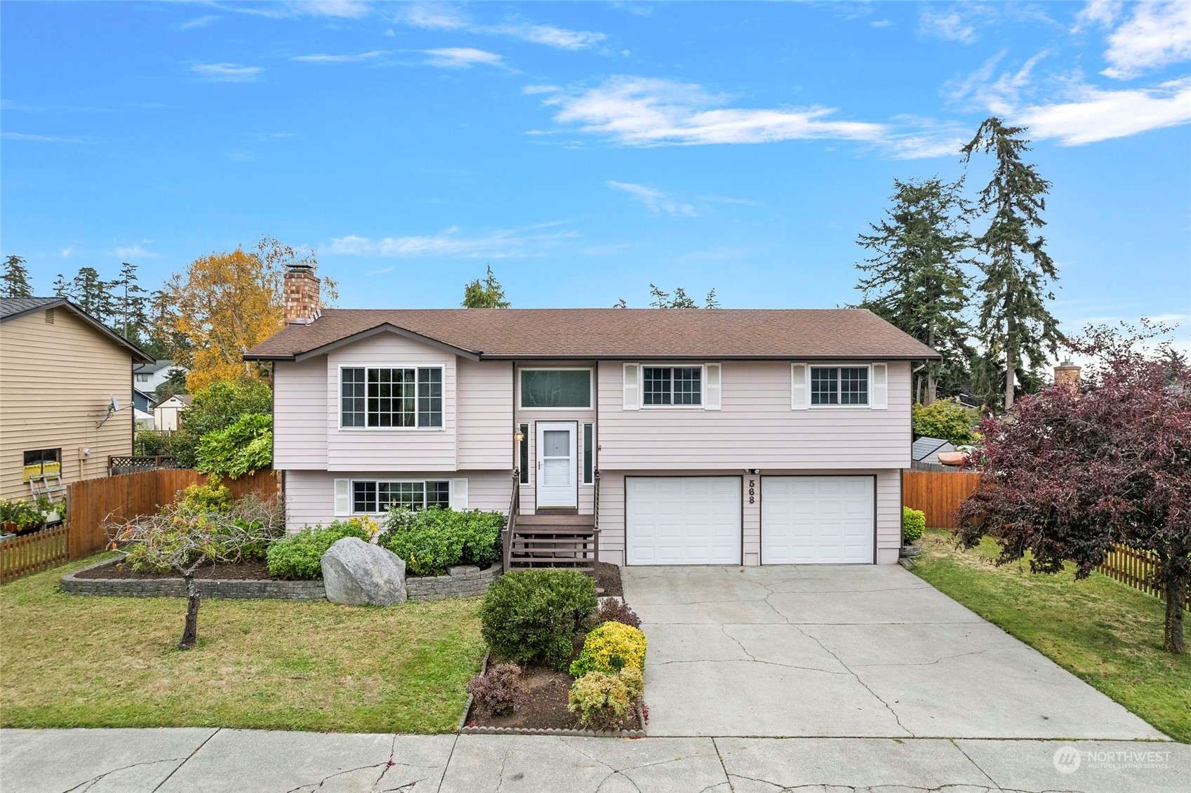 568 NW Fairhaven DR, Oak Harbor, WA 98277
