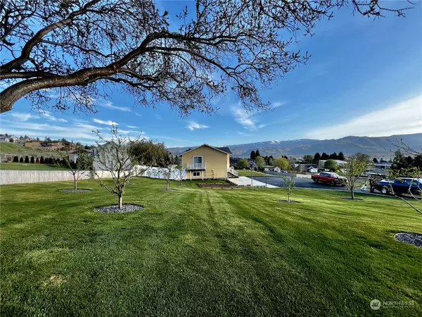 210 25th ST NE, East Wenatchee, WA 98802